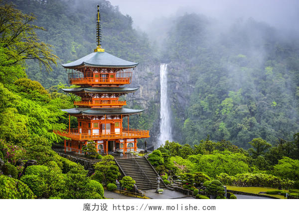飘荡着仙气的宝塔和瀑布日本旅游泰山旅游